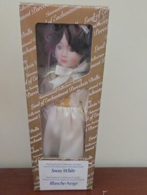 Vintage 1989 Snow White Porcelain Doll
